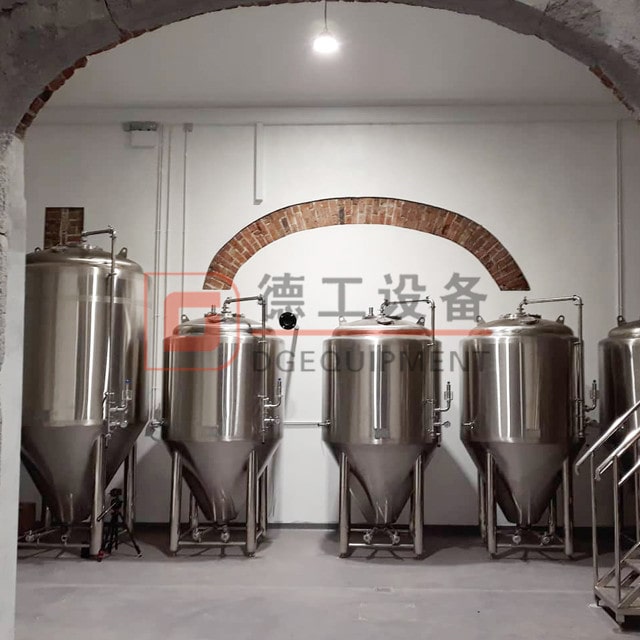 Установка пивоварни стоит 500 галлонов оборудования для пивоварения, затирания и ферментации.